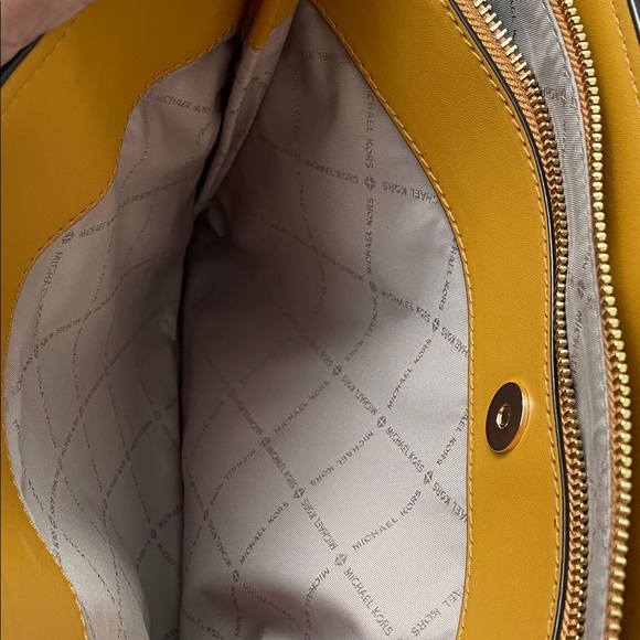 Michael Kors Hope large satchel in marigold yellow saffiano leather. - Picture 14 of 15